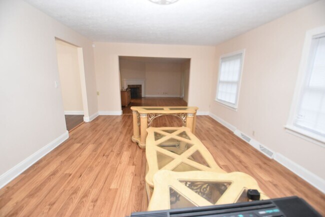 Foto del edificio - 4 bedroom 2.5 bath South Bend home on larg...