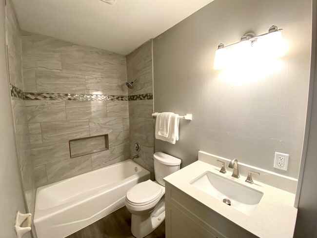 ¡Nuevo baño principal con azulejos de cerámica, tocador nuevo y pisos de tablones de vinilo de lujo! - N89W15976 Main St