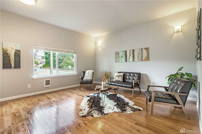 Building Photo - Tastefully renovated 3 bedroom in Tacoma!