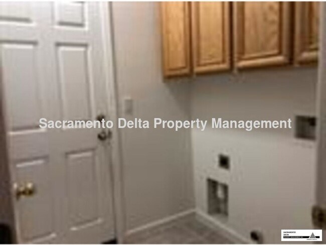Building Photo - One Story Clean and Spacious 4 bed/2 bath ...
