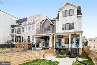 Building Photo - 1638 Trinidad Ave NE