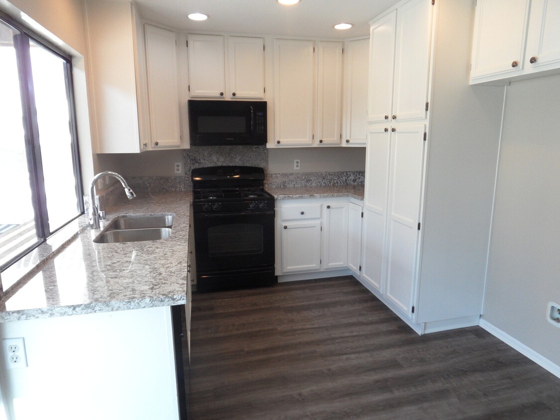 Two Story 4 BR 2.5 BA Condo With 2 Car Garage - Two Story 4 BR 2.5 BA Condo With 2 Car Garage