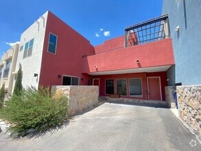 Building Photo - 4004 Camelot Heights Dr