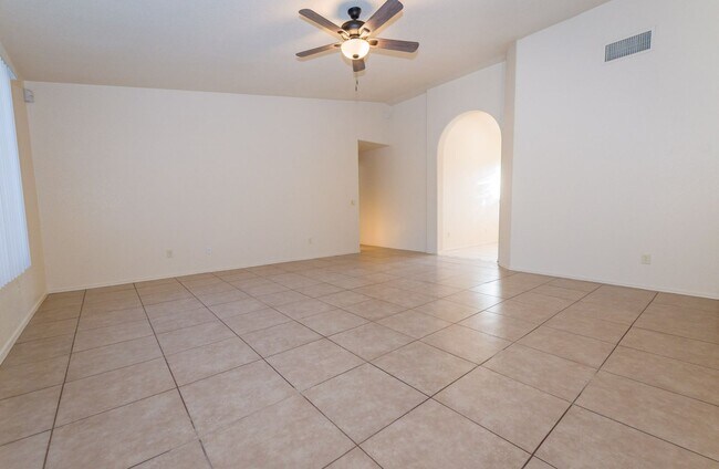 Foto del edificio - Charming 4-Bedroom Home on a Large Corner Lot