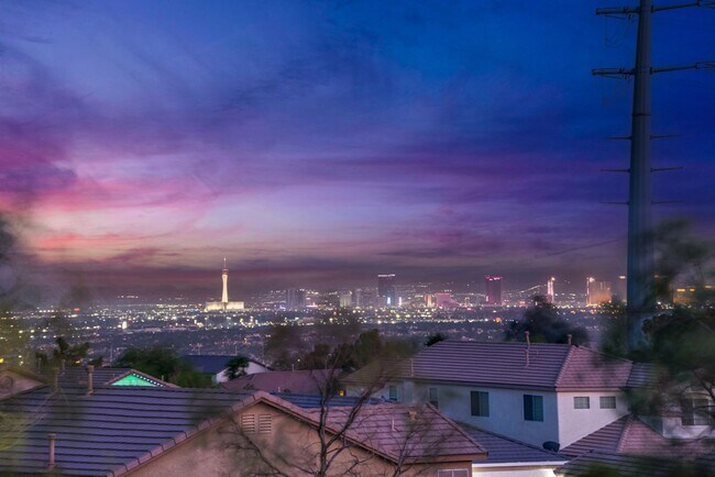 Foto del edificio - Like new, split-level, 3 bed, 2.5 bath, with bonus room & Strip views in West Las Vegas!