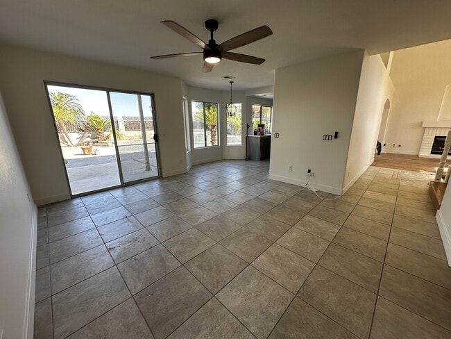 Foto del edificio - 8704 Mesa Oak Dr