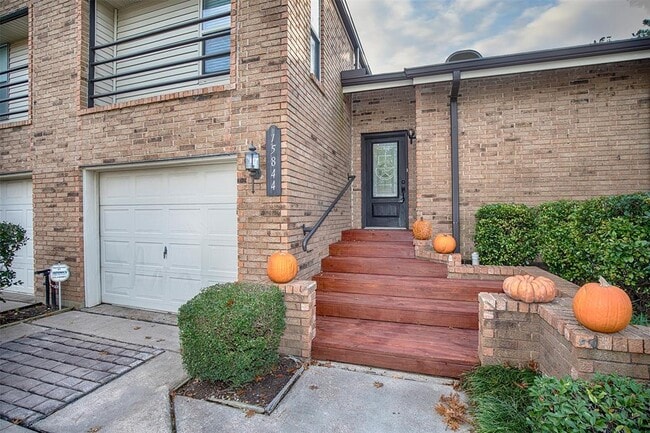 Building Photo - 15844 Seahorse Dr