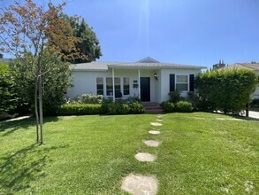 Building Photo - 6954 Encino Ave