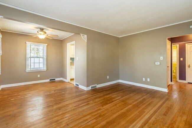 Building Photo - CHARMING HOME IN BEAVERDALE!! 2 Bed, 1 Bath in Des Moines