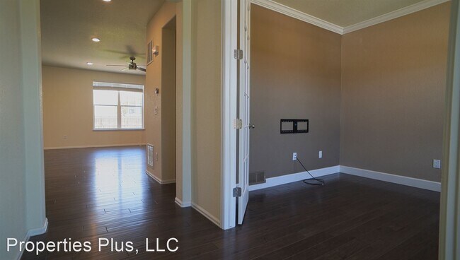 Building Photo - 4 br, 3.5 bath House - 16053 Columbine St
