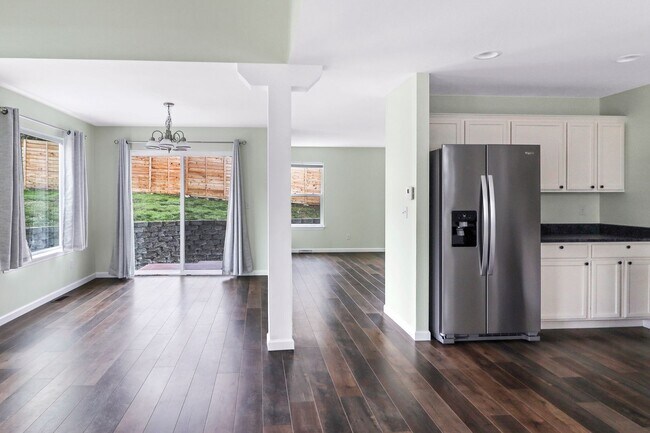 Building Photo - 4 Bedroom 2.5 Bathroom - Redwing - Pet Fri...