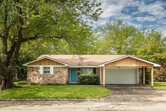 Building Photo - 306 S Ables St