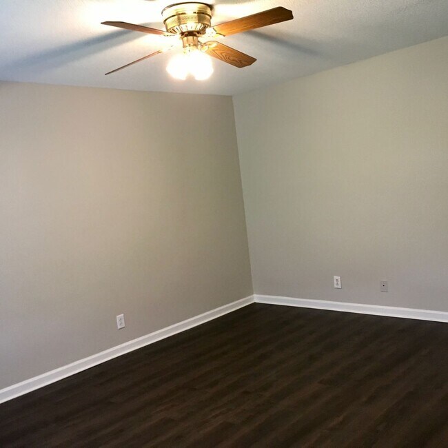 Building Photo - 450 Martha Ln