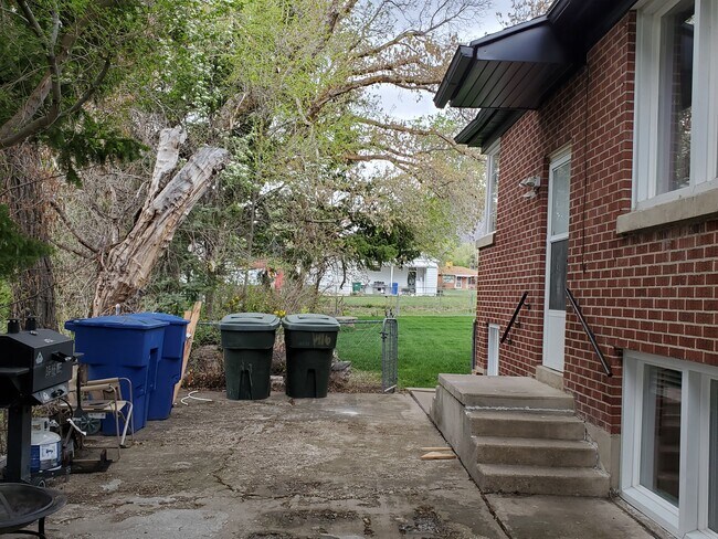 side entry to Kitchen - 1438 Cahoon St