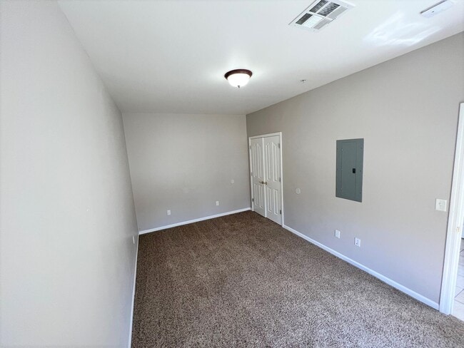 Building Photo - Pre-Leasing for 26/27 School Year