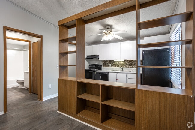 1BR, 1BA - 576SF - Kitchen - Vineyard Pointe Apartments
