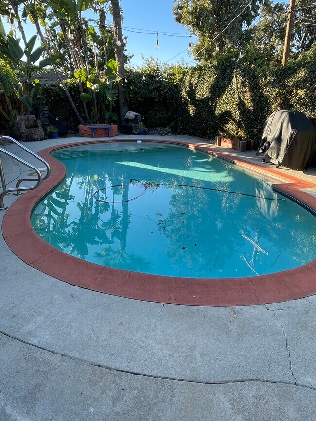 Acceso a la piscina en un día caluroso y fogata cuando hace frío. - 163 California Ave