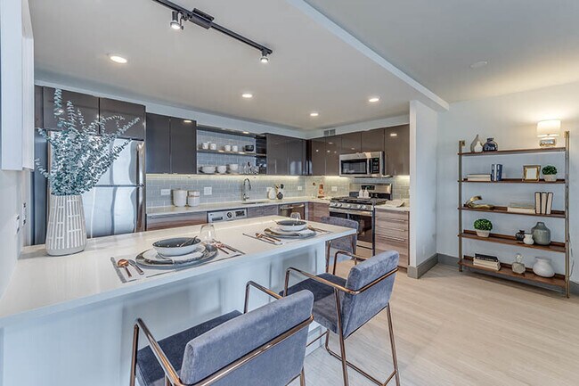 Foto del edificio - 2233 S Highland Ave