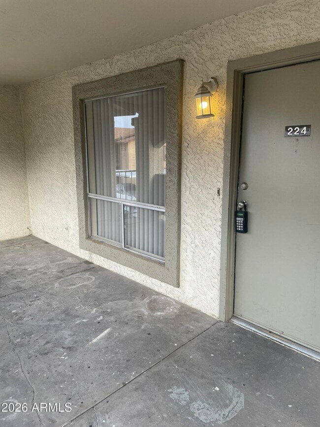 Building Photo - 465 W Ivyglen St