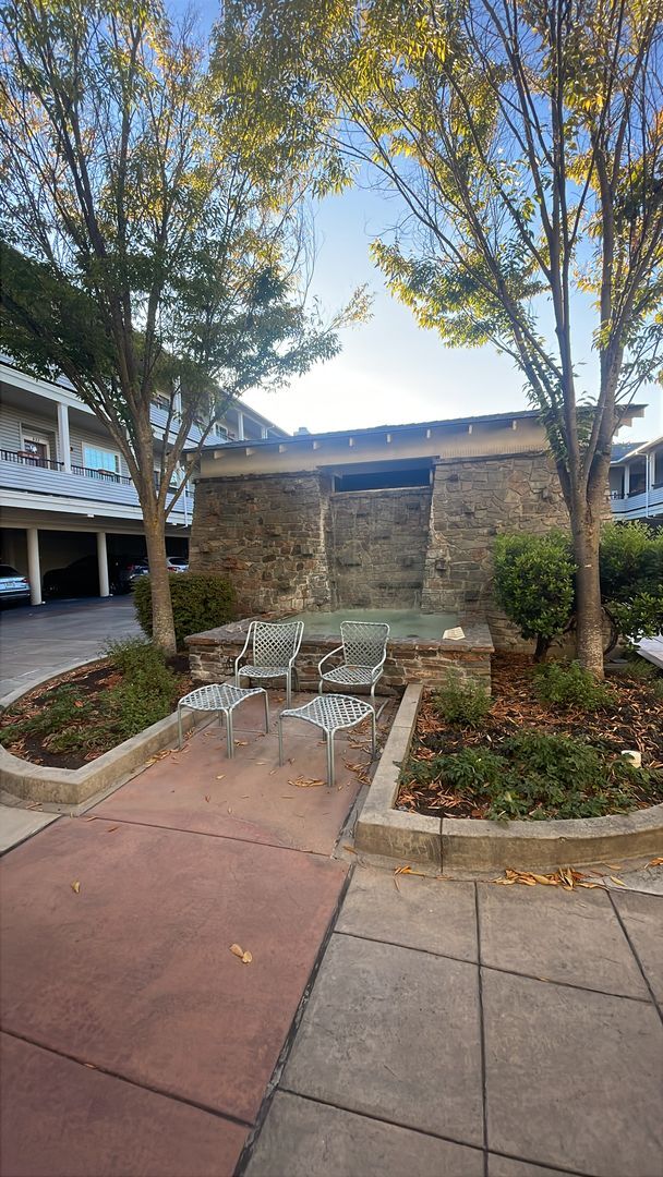 Building Photo - 851 Pavilion Pl
