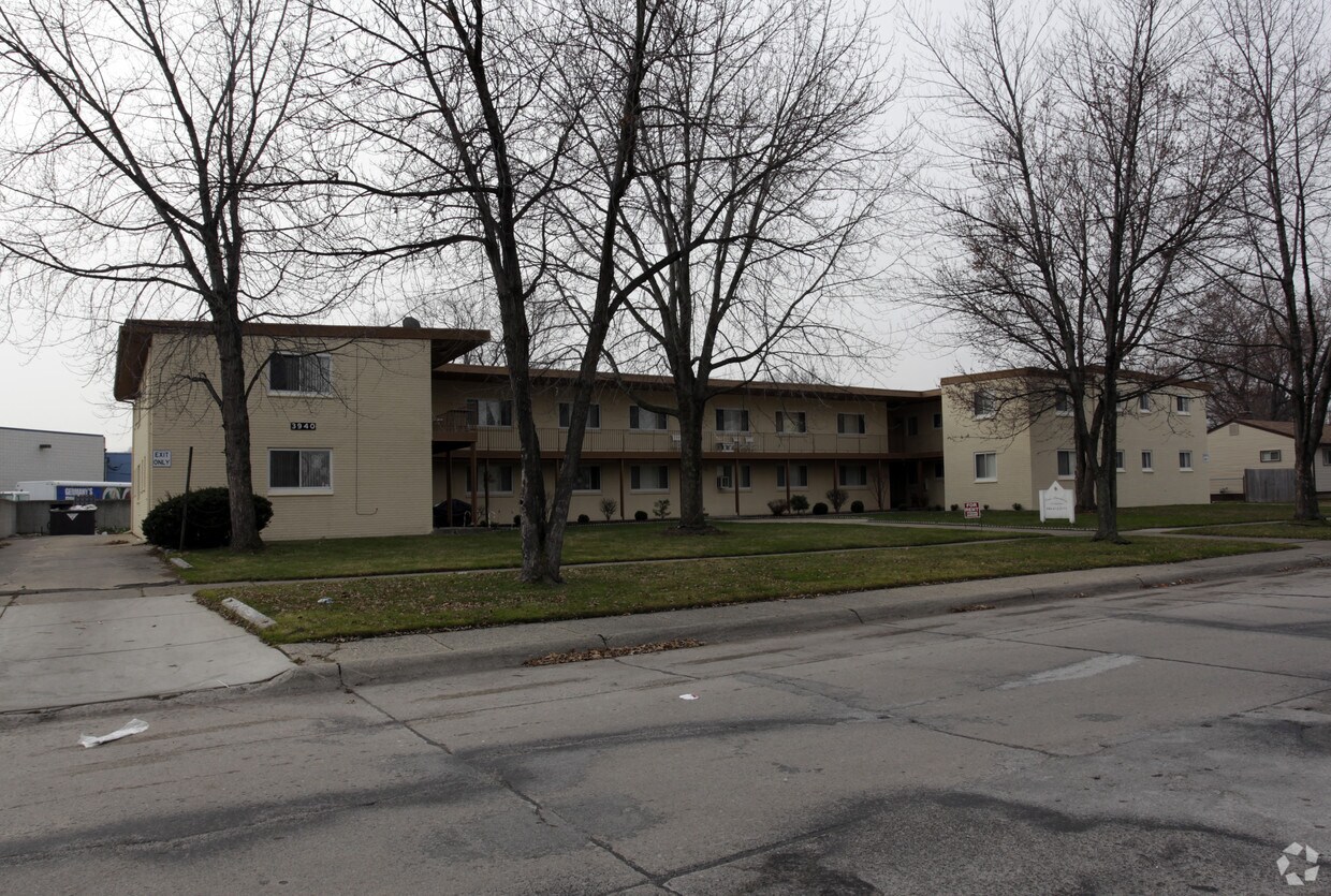 Deby Square Apartments in Warren, MI
