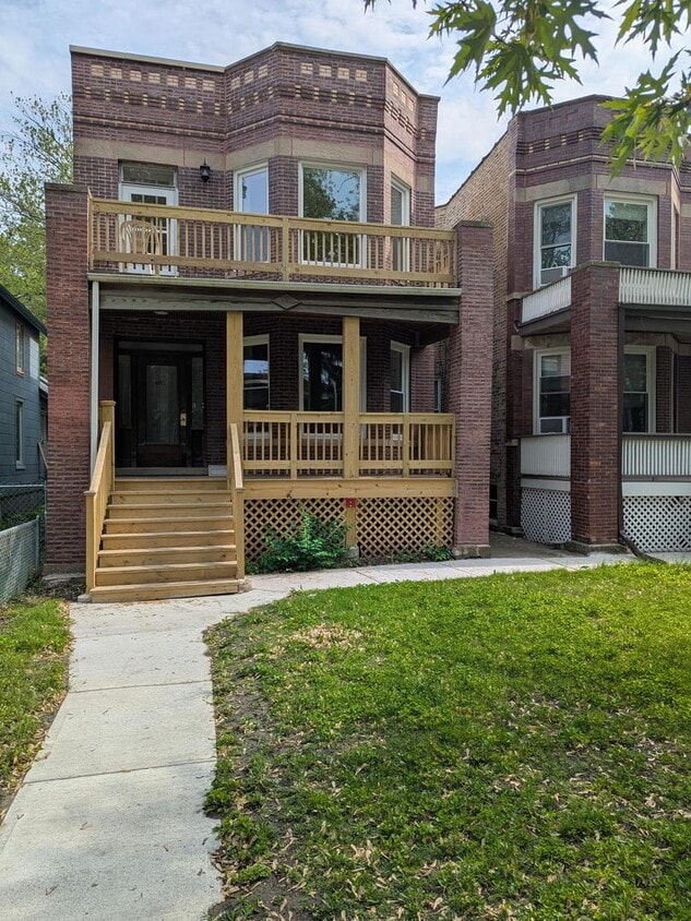 Primary Photo - 1821 W Greenleaf Ave