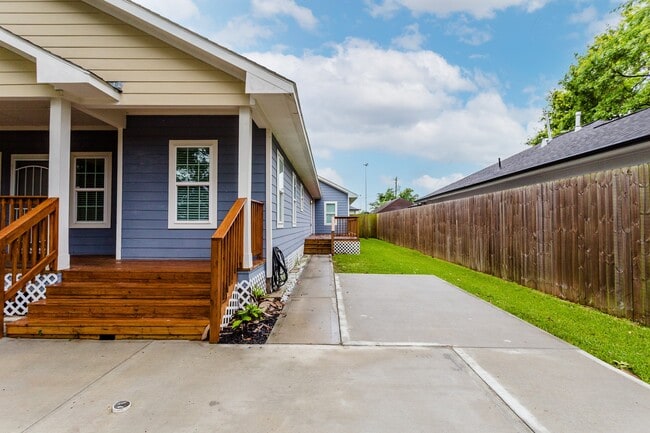 Building Photo - 110 Amundsen St