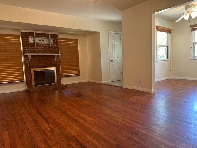 Building Photo - Charming Riverside Home with 3 Beds, 2 Bat...