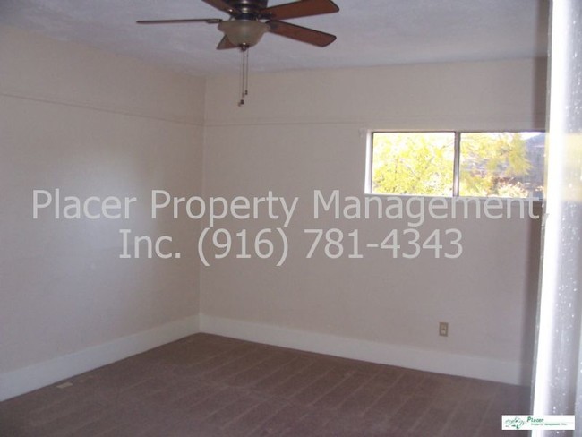 Building Photo - Cute Duplex w/Fireplace, Frig, W&amp;D