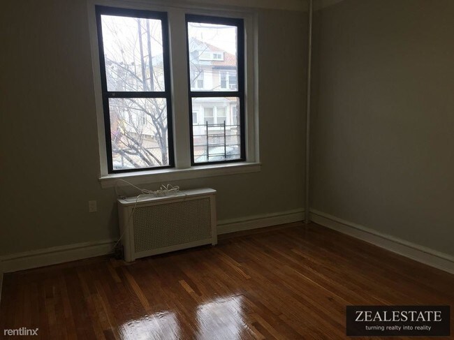 Building Photo - 885 E 38th St