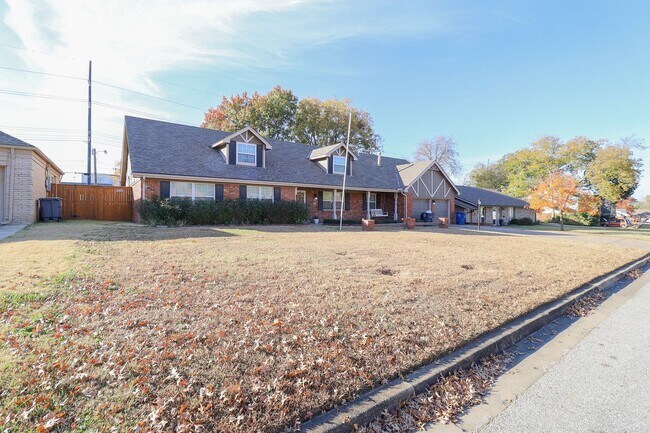 Foto del edificio - Available now! Amazing mid-town gem with granite and boxed beam ceilings.