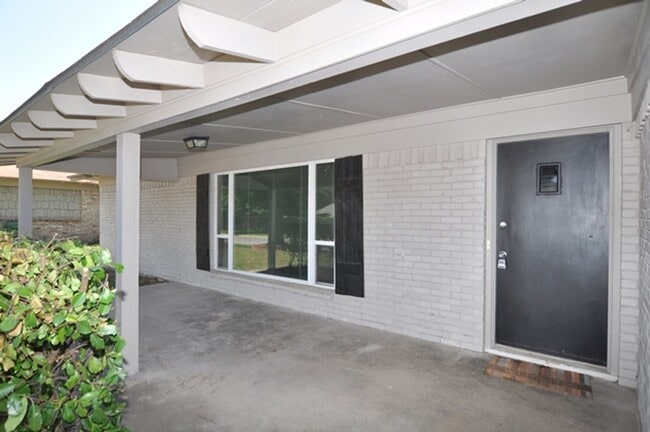 Photo - 1117 Trailwood Dr House