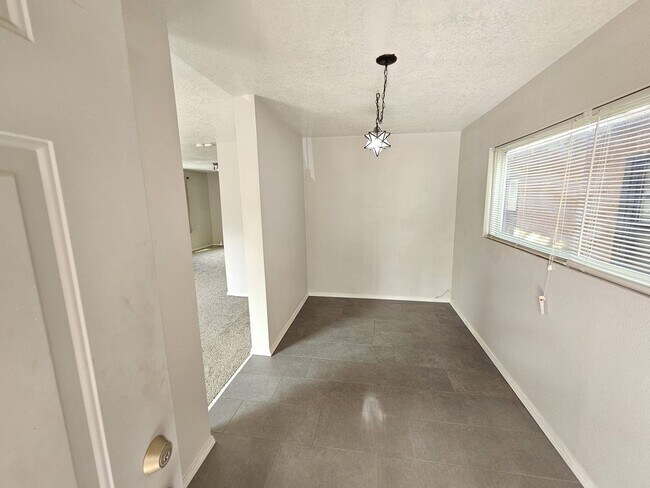 Foto del edificio - Gorgeous 2 bedroom in Barelas! Great location. Washer/Dryer.