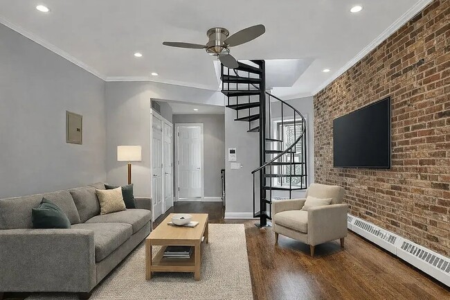Building Photo - 350 W 21st St