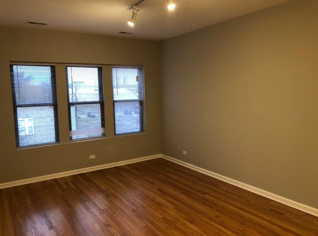 Living Room - 3217 W Cullom Ave