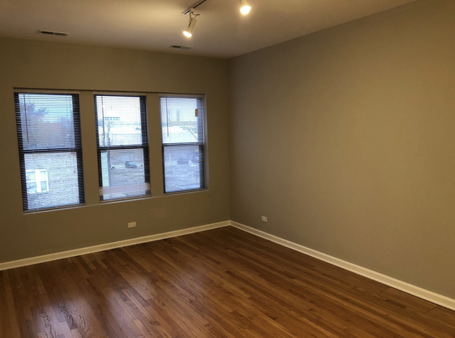 Living Room - 3217 W Cullom Ave