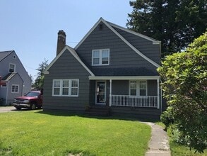 Building Photo - 2819 W Maplewood Ave