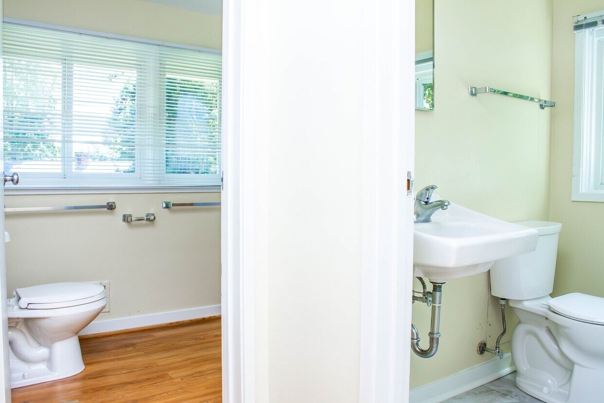 Foto principal - Townhouses Available Near UVA