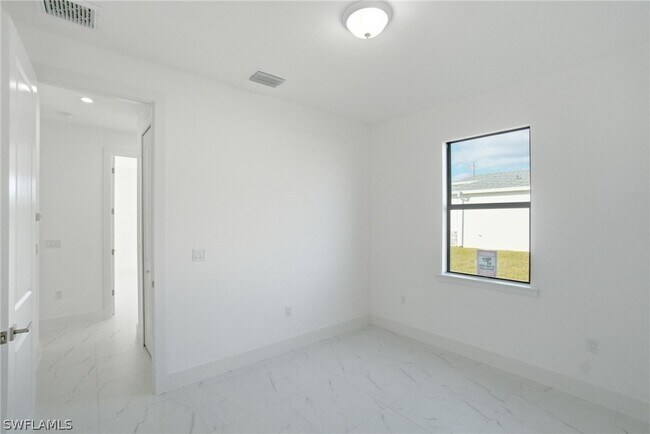 Foto del edificio - 2404-2406 Mae Ave S