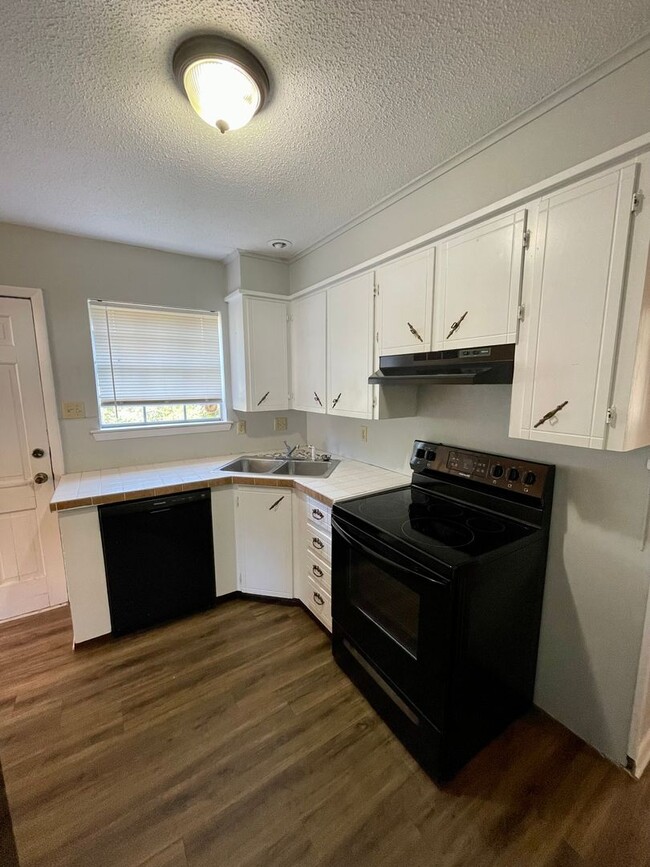 Building Photo - 29 E Laramie Dr