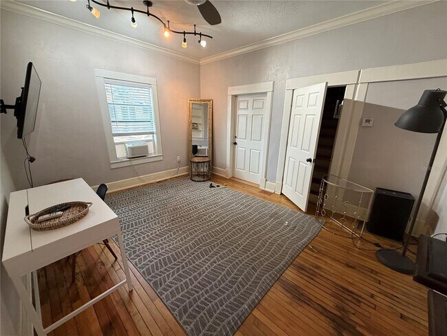 Foto del edificio - 824 E University Ave