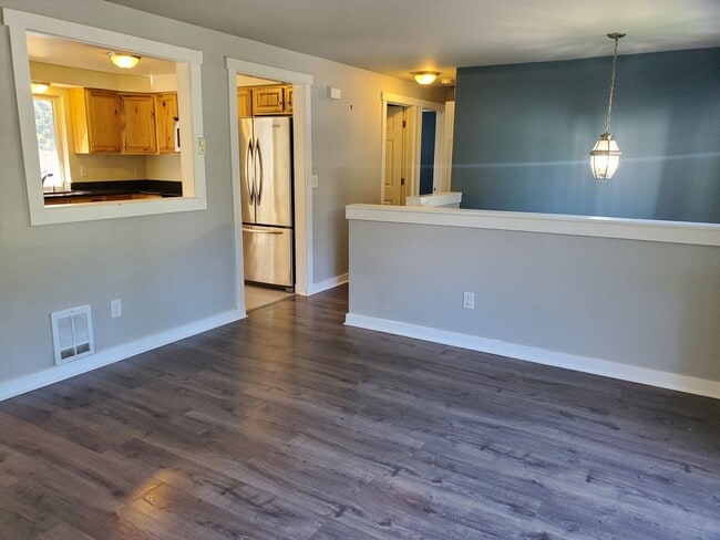 Foto del edificio - 3 Bedroom Home With Fenced Yard