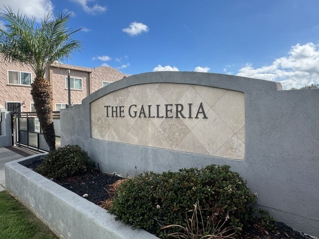 Building Photo - 2 Bedroom Townhome Remodeled