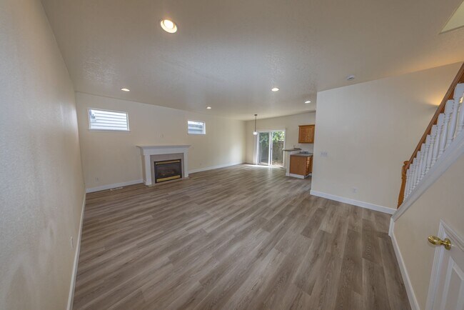 Foto del edificio - Three bedroom home in Orchards. - JUST UPDATED