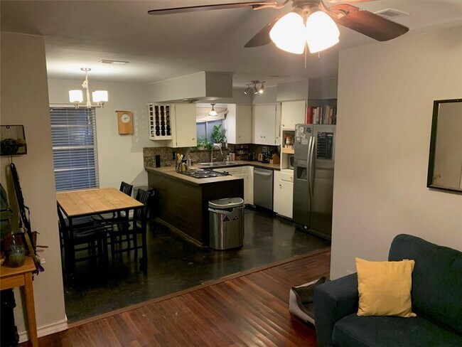 Building Photo - 8518 Hathaway Dr