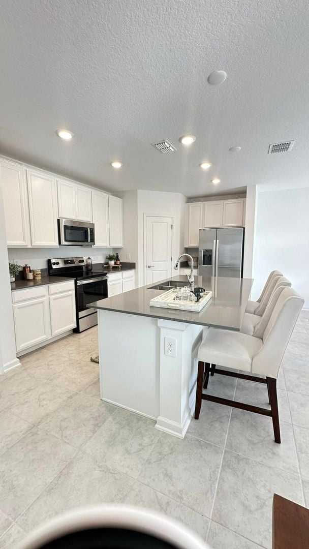 Building Photo - Bright & Open 4 Bed, 2 Bath Residence in D...