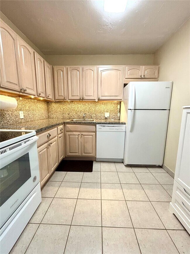 Building Photo - 20301 W Country Club Dr