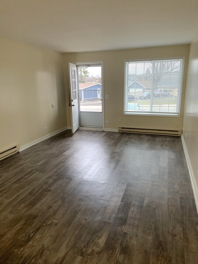 sala de estar hacia la salida - 424 Wisconsin St
