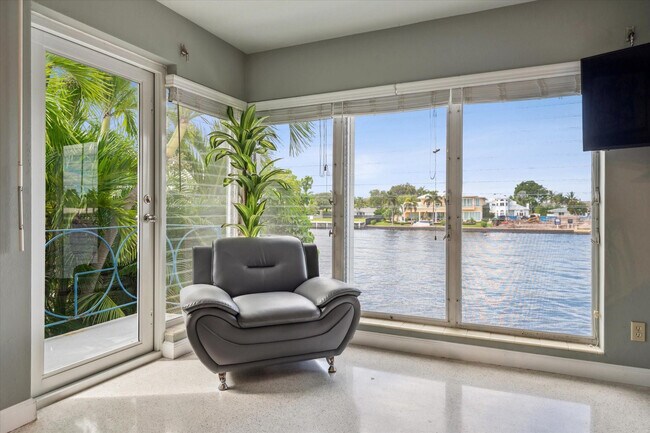 Foto del edificio - 561 Bayshore Dr