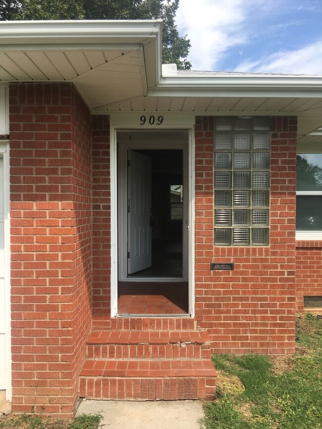 Building Photo - 909 Garver St